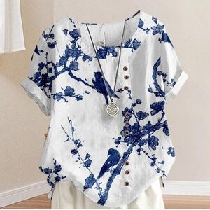 NWT Floral Blue and White Short Sleeve Blouse. Sz: M Boho, Mandarin